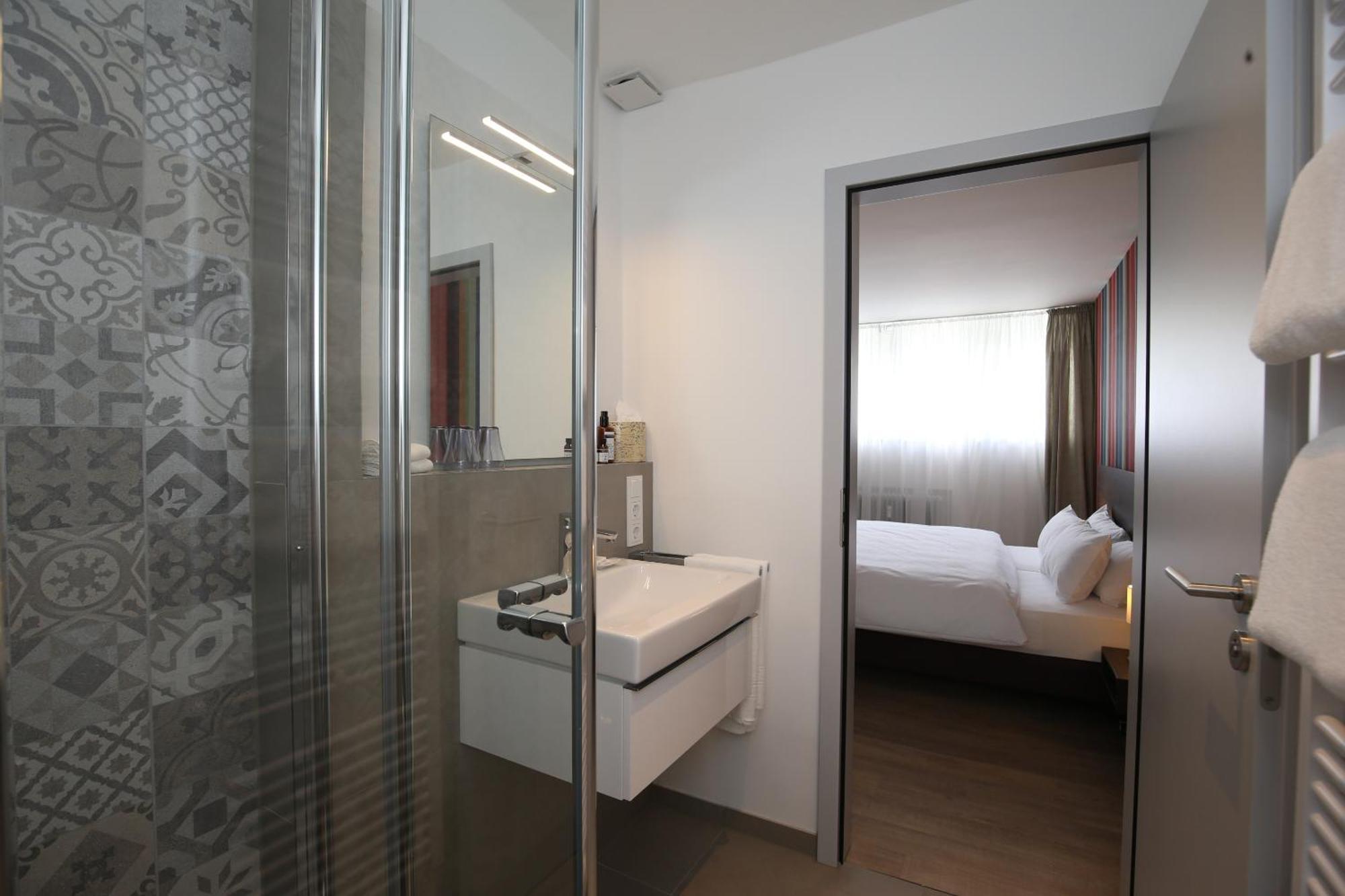 Hotel Faehrhaus Km734 Düsseldorf Quarto foto