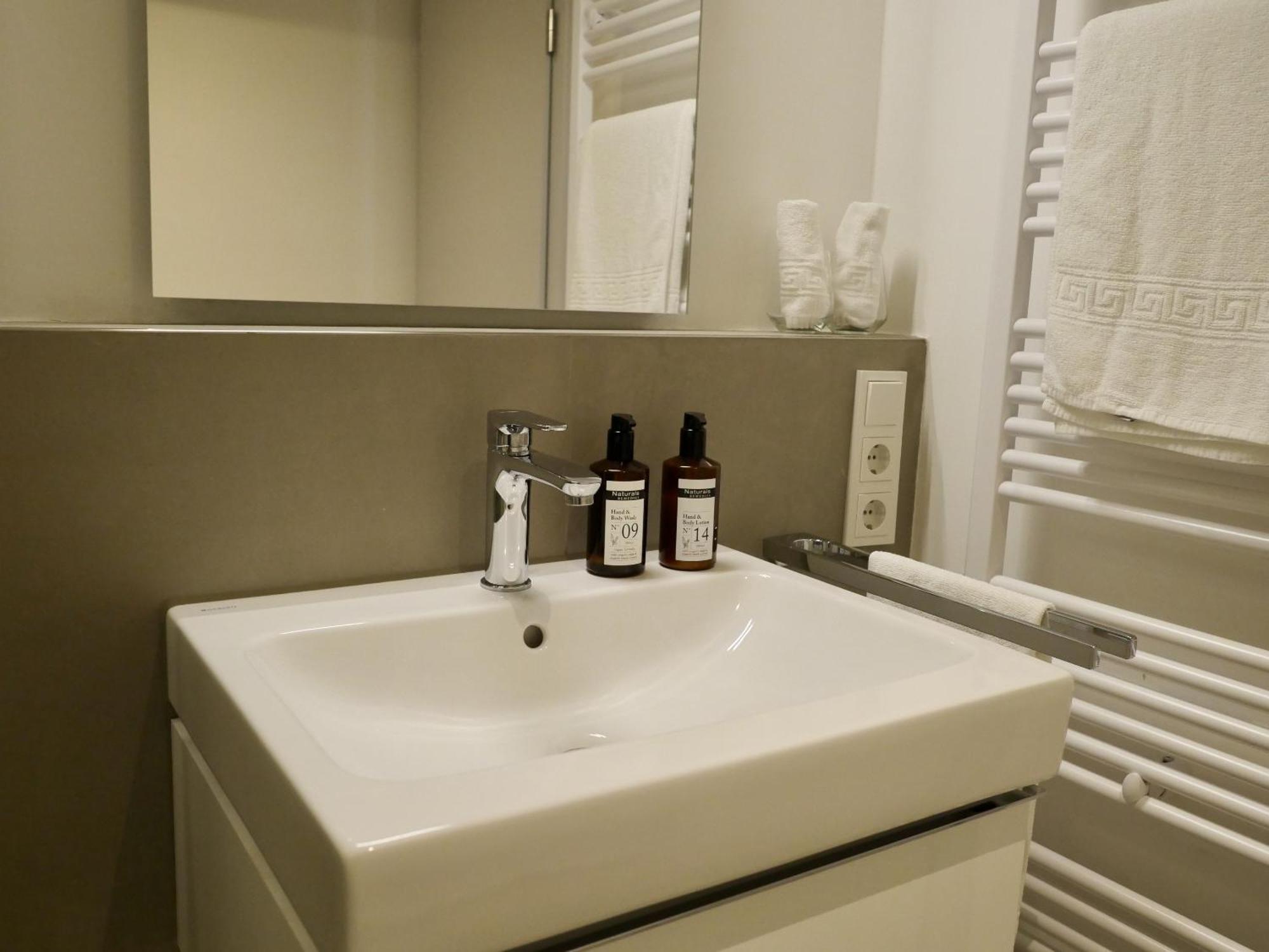 Hotel Faehrhaus Km734 Düsseldorf Quarto foto
